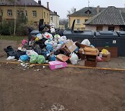 Perpildyti konteineriai &scaron;alia S.Dariaus ir S.Girėno g. 5C
