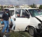 Palestinietis Jeruzalėje savo mikroautobusą nukreipė būrį žmonių.