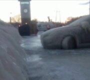 Ledo skulptūra virtęs automobilis