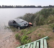 Vairuotojai važiuojant atbulomis, Kėdainių rajone &bdquo;VW Sharan&ldquo; atsidūrė tvenkinyje