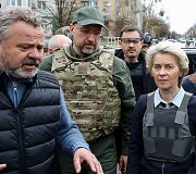 Europos Komisijos pirmininkė Ursula von der Leyen, ES užsienio reikalų įgaliotinis Josepas Borrellis ir Slovakijos ministras pirmininkas Eduardas Hegeris lankėsi Bučoje, kur žuvo &scaron;imtai civilių gyventojų