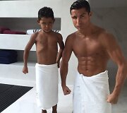 Cristiano Ronaldo su sūnumi Cristiano jaunesniuoju
