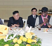 &Scaron;iaurės Korėjos lyderis Kim Jong Unas su žmona Ri Sol-Ju ir krep&scaron;ininku Dennisu Rodmanu (de&scaron;inėje)