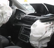 Panevėžyje susidūrus BMW ir &bdquo;Alfa Romeo&ldquo; automobiliams, į ligoninę i&scaron;vežtos trys mažametės