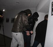 Į teismą vedami sulaikyti jaunuoliai