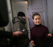 Marija Gaidar kalba su žurnalistais prie savo namų durų.