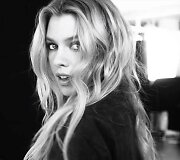 Stella Maxwell Justino Bieberio ir Davido Guettos klipe &bdquo;2U&ldquo;