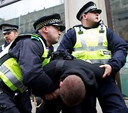 Sulaikytas protestuotojas