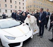 Popiežiaus Pranci&scaron;kaus &bdquo;Lamborghini&ldquo; buvo parduotas labdaros tikslais