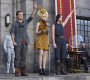 Jennifer Lawrence, Elizabeth Banks ir Joshas Hutchersonas filme &bdquo;Bado žaidynės. Ugnies medžioklė&ldquo;