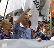 Rusijos opozicijos lyderis Aleksejus Navalnas (centre)