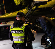 Per komendanto valandos pratybas Vilniuje, policijos patikros metu įkliuvo vyras su galimai narkotinėmis medžiagomis
