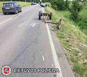 Vilniaus rajone automobilis trenkėsi į arklio traukiamą vežimą