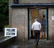 Britanijos rinkėjai pradėjo balsuoti istoriniame referendume dėl tolesnės &scaron;alies narystės Europos Sąjungoje