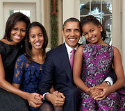 Barackas Obama su žmona Michelle Obama ir dukromis Malia, ir Sasha (de&scaron;inėje)