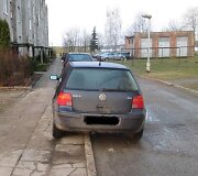 Pusiau ant &scaron;aligatvio pastatytas &bdquo;Volkswagen&ldquo; automobilis