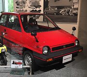 Honda City su Honda Motocompo. (Hideya, Wikimedia(CC BY-SA 4.0)