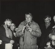 Antanas Terleckas kalba Lietuvos laisvės lygos ir Lietuvos demokratų partijos sukūrimo darbo grupės mitinge, skirtame paminėti 1939 m. rugpjūčio 23 d. pasira&scaron;yto Molotovo-Ribbentropo pakto slaptojo protokolo pasekmes. Vilnius, Kalnų parkas. 1989 m. sausio 10 d. 
