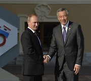 Rusijos prezidentas Vladimiras Putinas ir Singapūro ministras pirmininkas Lee Hsienas Loongas