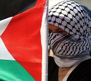 Palestinietė su vėliava.