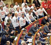 Po balsavimų Ukrainos opozicijos deputatai &scaron;aukia &bdquo;gėda&ldquo;
