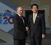Rusijos prezidentas Vladimiras Putinas ir Japonijos ministras pirmininkas Shinzo Abe