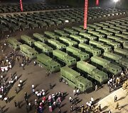 Kim Jong Unas perdavė pasieniečiams 250 balistinių raketų paleidimo įrenginių