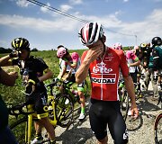 &bdquo;Tour de France&ldquo; dviratininkams kelią užtvėrė protestuotojai, dalis sportininkų nukentėjo nuo a&scaron;arinių dujų.