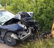 Į medį atsitrenkęs &bdquo;Renault&ldquo; automobilis