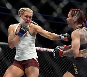 Chris Cyborg prie&scaron; Janą Kunickają (de&scaron;inėje)