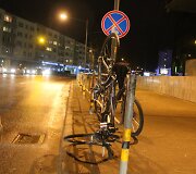 Automobilis partrenkė dviratininkę