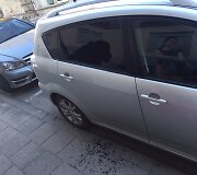 Automobilis i&scaron;daužtu stiklu Totorių gatvėje, Vilniuje