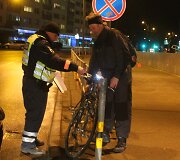 Automobilis partrenkė dviratininkę
