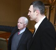 JAV senatorius Johnas McCainas ir Vitalijus Klyčko