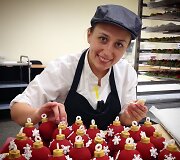 Virginija gamina &scaron;okoladines kalėdines dekoracijas