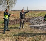 Policija įvykio vietoj apklausia kaimyną, kuris degino &scaron;iuk&scaron;lių krūvą &scaron;alia užsidegusių Krakūnų kaimo pastatų