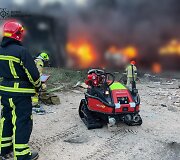 Rusai atakavo pramoninį objektą Kyjive: gaisrui gesinti pasitelktas robotas ir gaisrinis traukinys