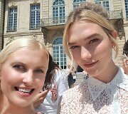 Marija Lama ir Karlie Kloss Paryžiaus auk&scaron;tosios mados savaitėje