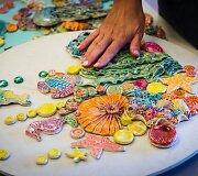 Delfinų terapijos centre menininkė Sonata Kazimieraitienė baigia kurti unikalų keramikinį pano