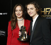 Dakota Johnson ir Timothee Chalamet'as