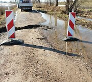 Priekulės seniūnijoje vanduo i&scaron;graužė kelią