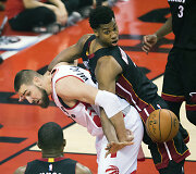 Jonas Valančiūnas ir Hassanas Whiteside'as