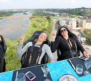 &bdquo;Dinner in the Sky&rdquo;  akimirka