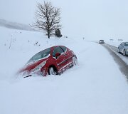 Ispanijos &scaron;iaurėje nuo slidaus kelio nuslydęs automobilis
