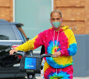 Niujorko gatvėse atlikėja Jennifer Lopez demonstravo ry&scaron;kų įvaizdį