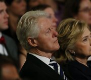Billas Clintonas ir Hillary Clinton 2001 metų rugsėjo 11-osios atakų memorialinio muziejaus atidaryme