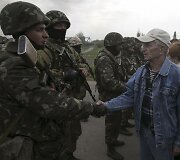 Civiliai prie Ukrainos karių netoli Slovjansko miesto