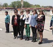 Patrioti&scaron;kai nusiteikusios pekinietės Tiananmenio aik&scaron;tėje
