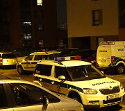 Policijos automobiliai prie namo, kuriame rastas lavonas