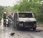 Sudegęs mikroautobusas įvykio vietoje